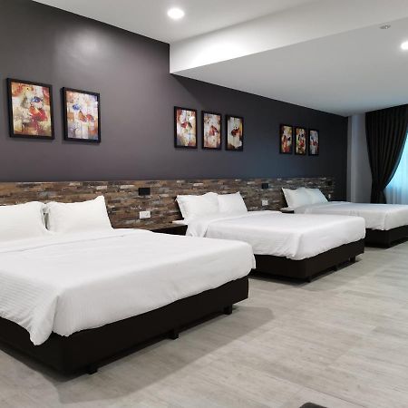 L Hotel Simpang Renggam Buitenkant foto