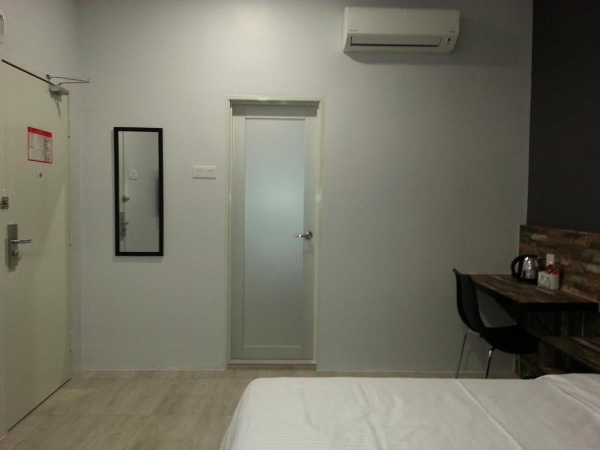 L Hotel Simpang Renggam Buitenkant foto